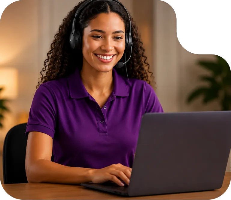 Atendente da Zuttel de headset em frente ao notebook