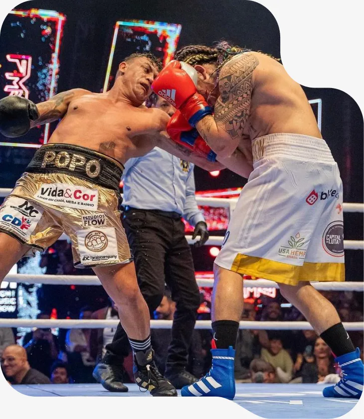 Lutadores em um ringue de boxe