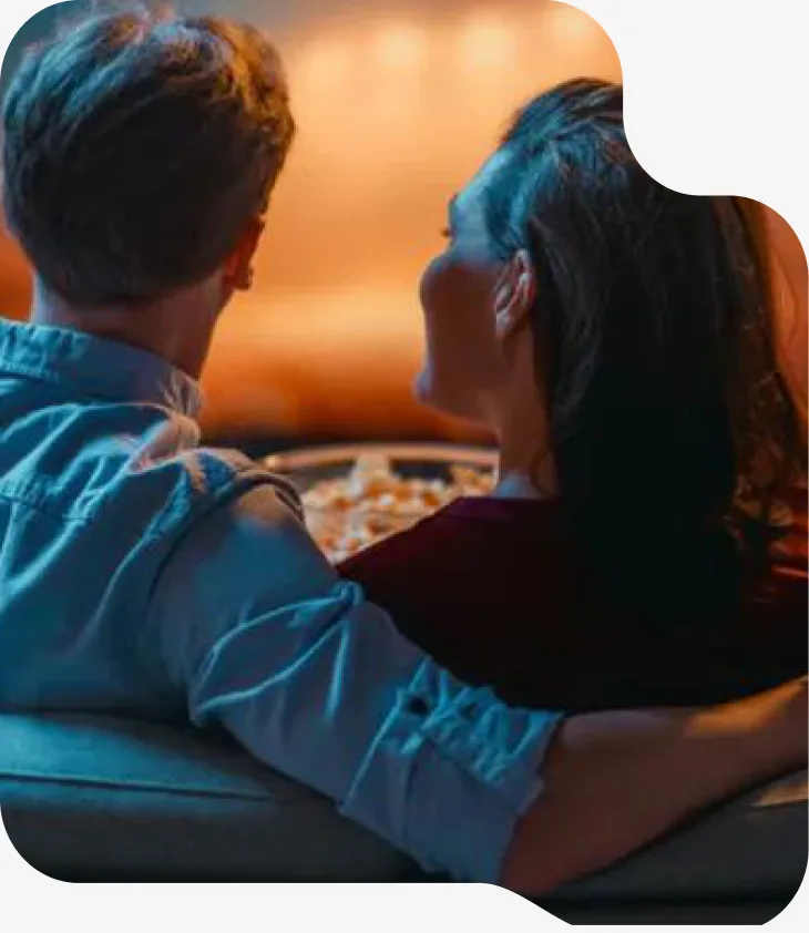 Casal assistindo a um filme