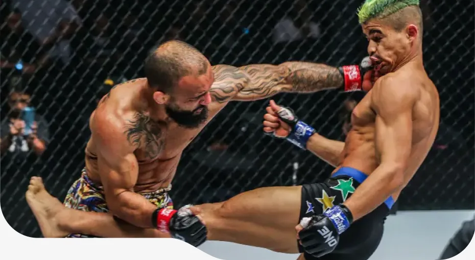Lutadores durante um combate de MMA