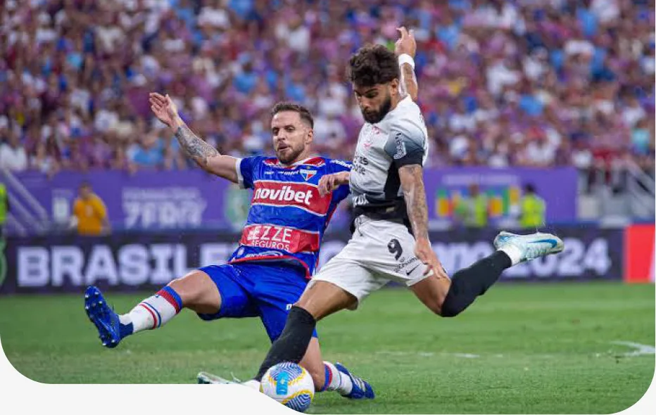 Jogadores disputando a bola em uma partida de futebol