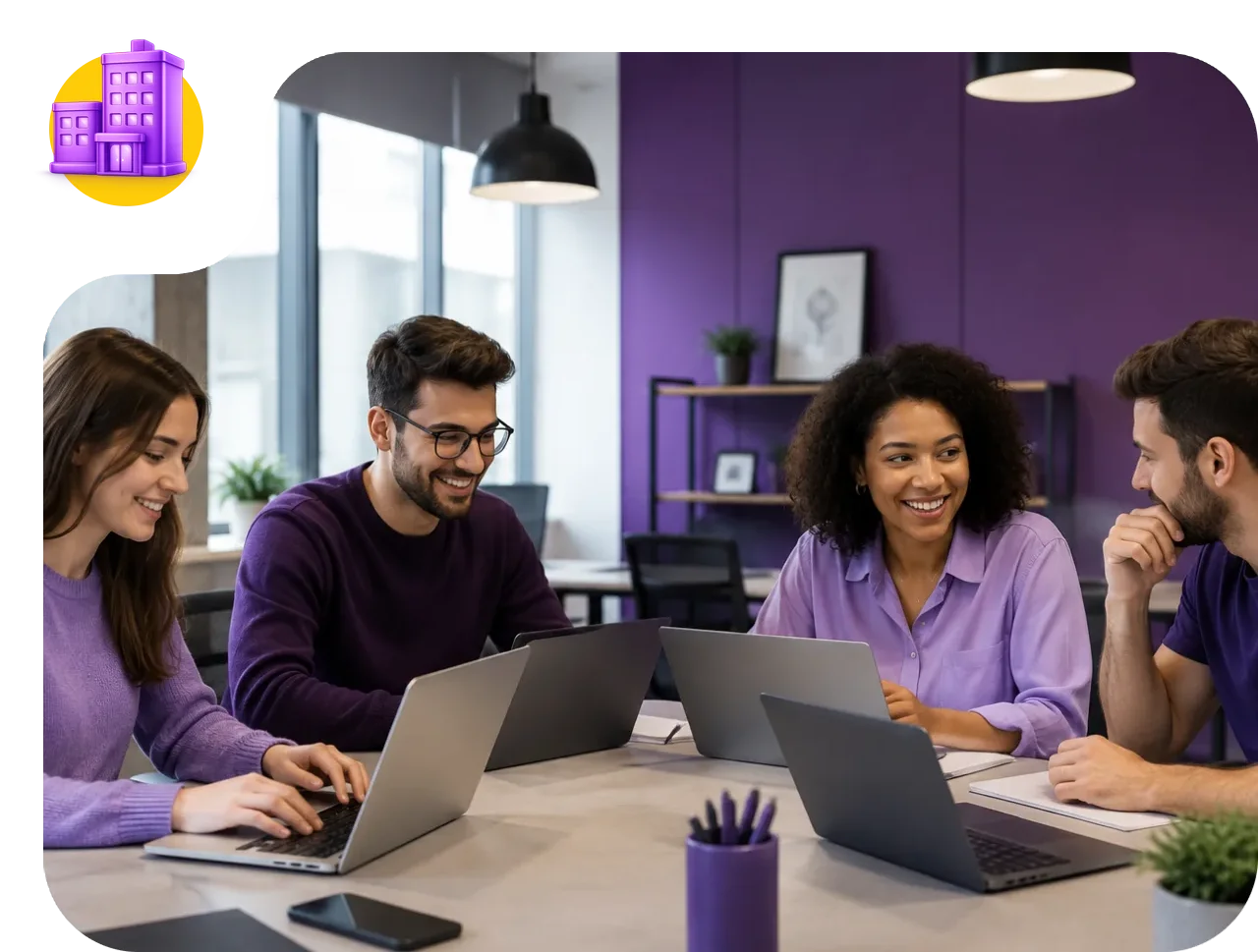 Equipe reunida em volta de uma mesa com notebooks em um escritório