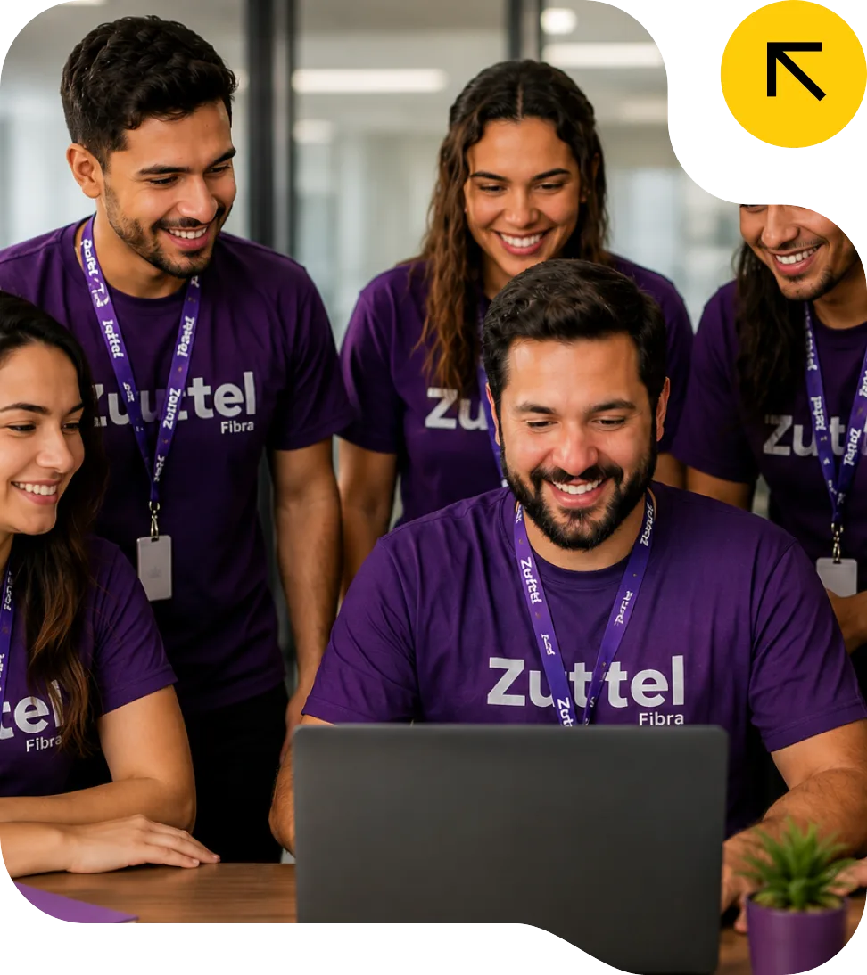 Time da Zuttel reunido em frente a um notebook no escritório
