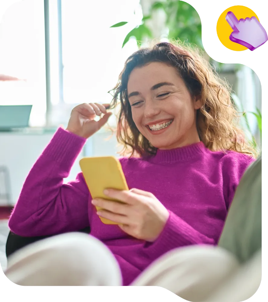 Mulher sorrindo enquanto usa o aplicativo da Zuttel no celular