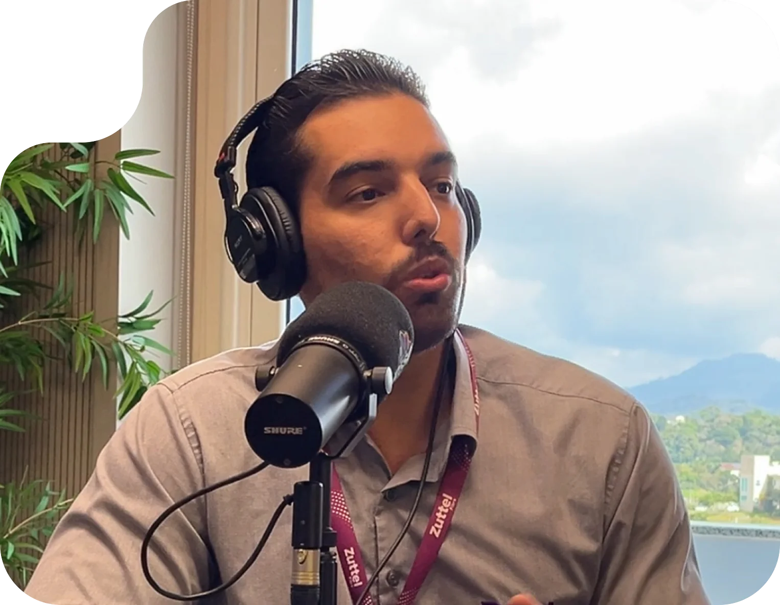 Colaborador da Zuttel gravando um podcast com fones e microfone