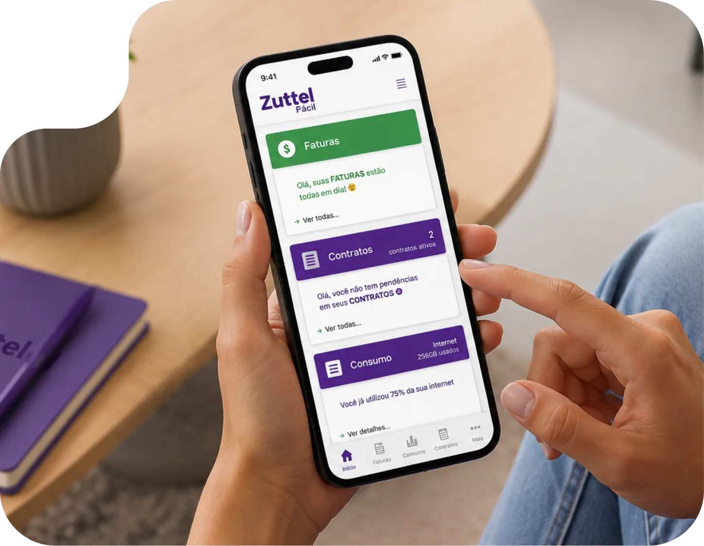 Mulher usando o App Zuttel no celular para consultar faturas, contratos e consumo