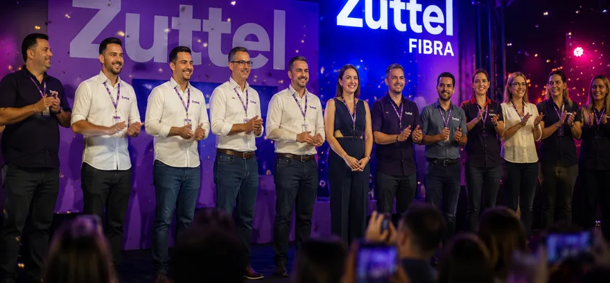 Equipe da Zuttel no palco de um evento, diante do público