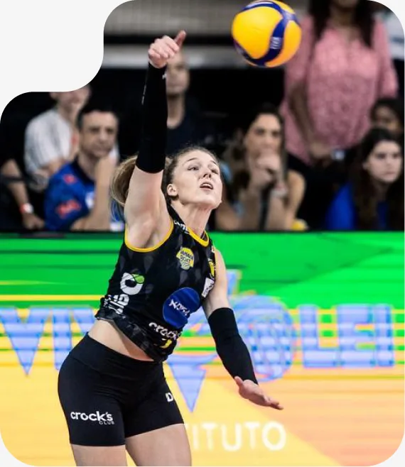 Jogadora de vôlei saltando para atacar