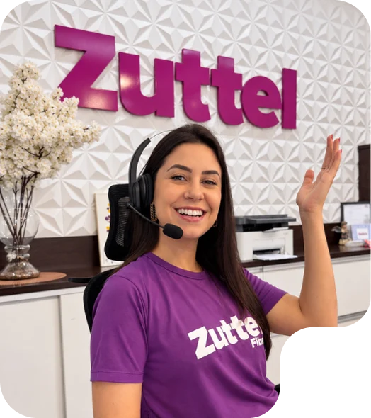 Pessoa que trabalha na zuttel sorrindo