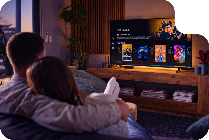 Família assistindo à Zuttel TV na sala de casa