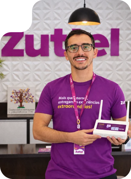 Homem segurando roteador de wifi em uma provedora de internet