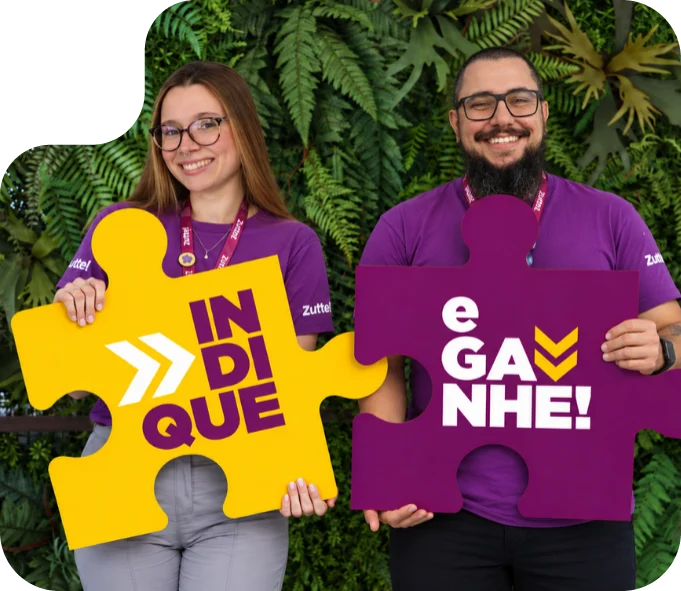 Colegas segurando quebra-cabeça de indique e ganhe