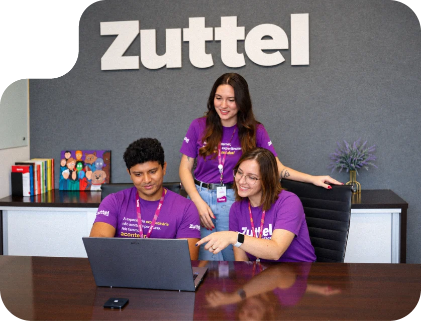 Equipe trabalhando com notebooks em uma sala de reunião